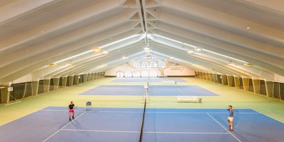 Hüttendorf - Schwerpunkt: Wellnessurlaub - Tirol - Tennishalle am Hotel Der Lärchenhof - Chalets am Hotel Der Lärchenhof