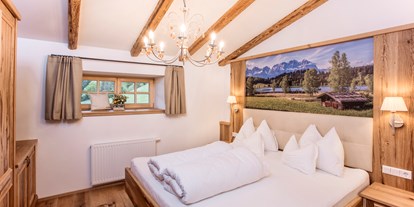 Hüttendorf - Umgebungsschwerpunkt: Fluss - Almhütten-Suite Schlafzimmer - Chalets am Hotel Der Lärchenhof