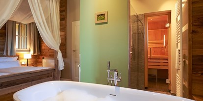 Hüttendorf - Typ: Lodge - Deutschland - Alle Kuschellodges verfügen über eine freistehende Badewanne und Himmelbett.  - Torfhaus HARZRESORT