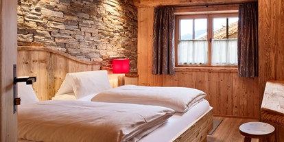 Hüttendorf - Umgebungsschwerpunkt: am Land - Pongau - Schlafzimmer mit Doppelbett, Badezimmer en suite - Promi Alm Flachau