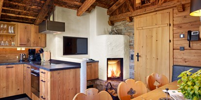 Hüttendorf - Private Cooking - Pongau - für gemütliche Stunden - großer Esstisch vor dem offenen Kamin - Promi Alm Flachau