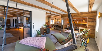 Hüttendorf - Typ: Lodge - Deutschland - Scheunenloft - bis 4 Personen 
Wellnessbereich mit Relaxliegen - Das MUSSEA Landhaus Chalet & Scheunenloft