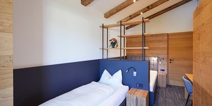 Hüttendorf - Trockenraum: im Chalet - Tirol - Kinderzimmer mit 140x200 Bett und zusätzliches Einzelbett - Chalets Hubertus 
