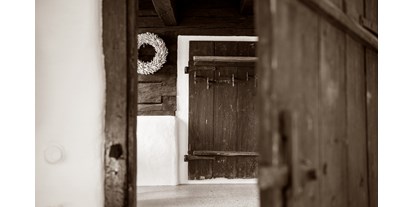 Hüttendorf - Schwerpunkt: Romantikurlaub - Österreich - Alte Türen führen zu neuen Räumen und überraschen die Bewohner dieses Alpenchalets. - Alpenchalet KÄTH & NANEI