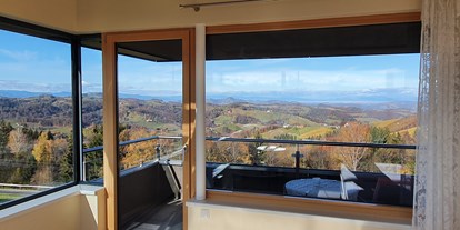Hüttendorf - Typ: Lodge - Steiermark - Unser 270° Naturparkzimmer mit Aussichtsbalkon und Rundum-Panorama-Verglasung - WURZENBERG Panoramalodges Südsteiermark