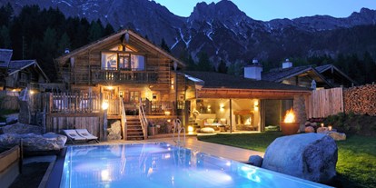 Hüttendorf - Pools: Infinity Pool - Österreich - Das Willy Bogner Chalet mit Infinitypool - PRIESTEREGG Premium ECO Resort