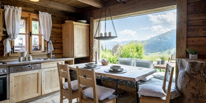 Hüttendorf - Umgebungsschwerpunkt: Berg - Pinzgau - Esszimmer mit Panoramafenster in der Villa WOSSA - PRIESTEREGG Premium ECO Resort