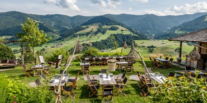 Hüttendorf - Anreise mit dem Auto - Salzburg - Der wunderschöne Gastgarten in Huwi's Alm  - PRIESTEREGG Premium ECO Resort