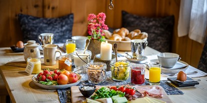 Hüttendorf - Schwerpunkt: Wellnessurlaub - Im Chalet servierte Frühstück  - PRIESTEREGG Premium ECO Resort