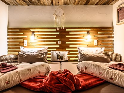 Hüttendorf - Schwerpunkt: Romantikurlaub - 2,80 m breites Kindsize-Bett Chalet ZWEIsamkeit - Traumhütten für Zwoa