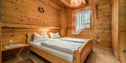 Hüttendorf - Schwerpunkt: Bikeurlaub - Ferienwohnung Stefanie Schlafzimmer 2 - Heumanns Blockhäuser am Wald