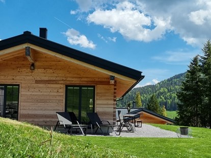 Hüttendorf - zustellbares Kinderbett - Seitenansicht von Westen - Alpenflair-Chalets- Balderschwang