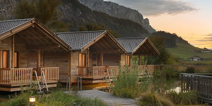 Hüttendorf - Pools: Schwimmteich - Tiroler Unterland - Golf- und Sporthotel Moarhof