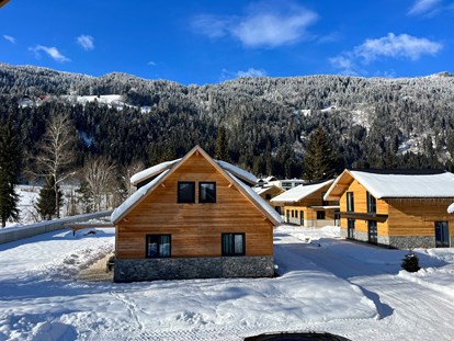 Hüttendorf - Chaletgröße: mehr als 10 Personen - Chalet Grande im Winter - DualResorts Afritz am See