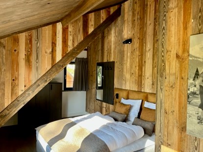 Hüttendorf - Umgebungsschwerpunkt: See - Schlafzimmer Chalet Komfort - DualResorts Afritz am See
