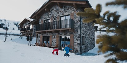Hüttendorf - Schwerpunkt: Skiurlaub - Spielen im Schnee mit der ganzen Familie im großen Garten - Kauz - Design Chalets