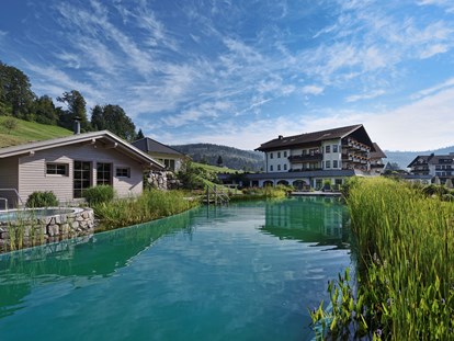Hüttendorf - Pools: Außenpool - Hotel Engel Obertal-Naturbadesee und Blockhaussaunen - Chalets Engel Obertal 