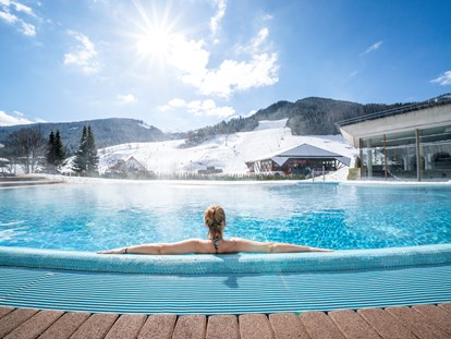 Hüttendorf - Skitouren - Österreich - Thermal Römerbad mit Blick auf die Pisten - Trattlers Hof-Chalets