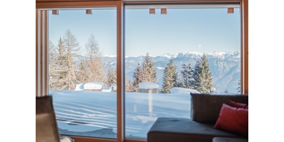 Hüttendorf - Umgebungsschwerpunkt: Berg - Südtirol - Panoramafenster Wohnzimmer - Chalets Sissi