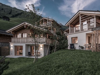 Hüttendorf - Gartengrill - Österreich - Alle Chalets sind eigenständige Häuser zur Alleinbenützung - Aadla Walser-Chalets am Arlberg