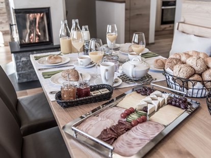 Hüttendorf - Schwerpunkt: Familienurlaub - Die Aadla Urlaubsfee liefert täglich dein Wunschfrühstück - Aadla Walser-Chalets am Arlberg