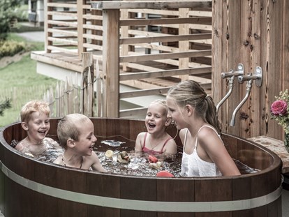 Hüttendorf - Hot Tub: beim Chalet - Der Badezuber kann sowohl romantisch als auch wild. Ganz nach euren Bedürfnissen - Aadla Walser-Chalets am Arlberg