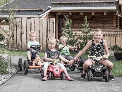 Hüttendorf - Schwerpunkt: Familienurlaub - Dier Kinder genießen die Freiheit in den Bergen - Aadla Walser-Chalets am Arlberg