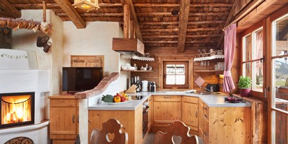 Hüttendorf - Typ: Skihütte - voll ausgestattete Küche mit Kamin - Almdorf Flachau