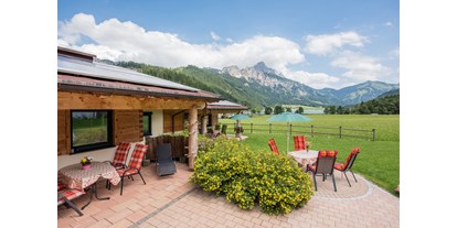 Hüttendorf - Schwerpunkt: Wellnessurlaub - Sonnenterrasse am Chalet mit Seeblick - Almdorf Tirol am Haldensee