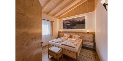 Hüttendorf - Umgebungsschwerpunkt: am Land - Tirol - Schlafzimmer in hochwertigen Zirbenholz - Almdorf Tirol am Haldensee