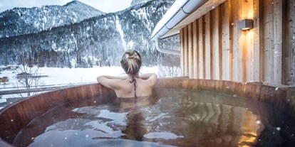 Hüttendorf - Hot Tub: beim Chalet - Tiroler Unterland - Badefass auf der Dachterrasse im Premium Chalet Berg.Pioniere - ALPEGG CHALETS