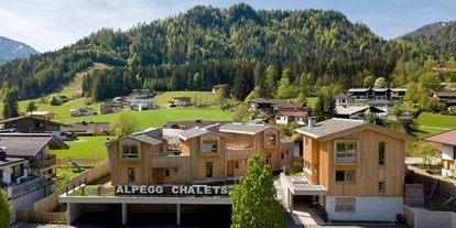 Hüttendorf - Umgebungsschwerpunkt: Berg - Tiroler Unterland - Außenansicht Alpegg Chalets - ALPEGG CHALETS