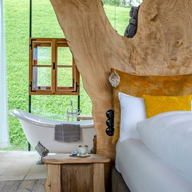 Chalet: Schlafzimmer mit freistehender Badewanne in der Villa ETANER - PRIESTEREGG Premium ECO Resort
