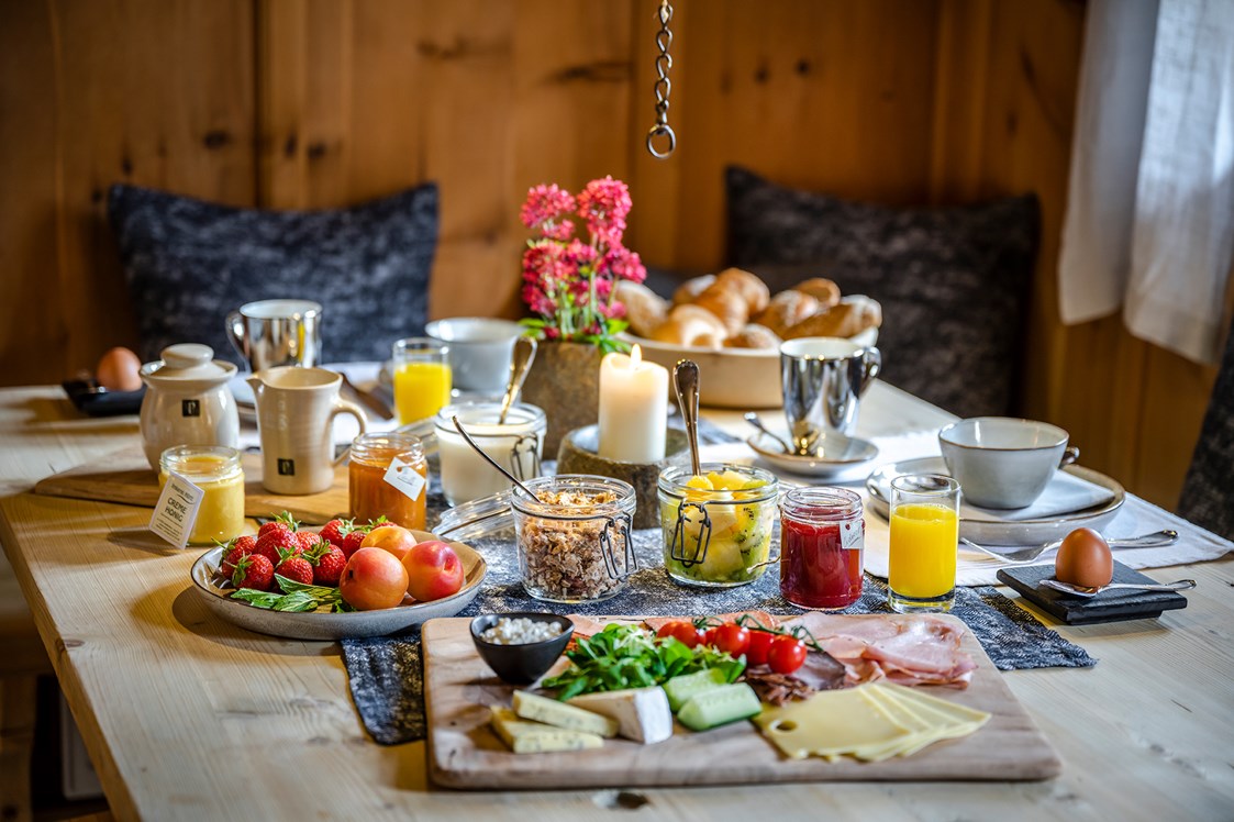 Chalet: Im Chalet servierte Frühstück  - PRIESTEREGG Premium ECO Resort