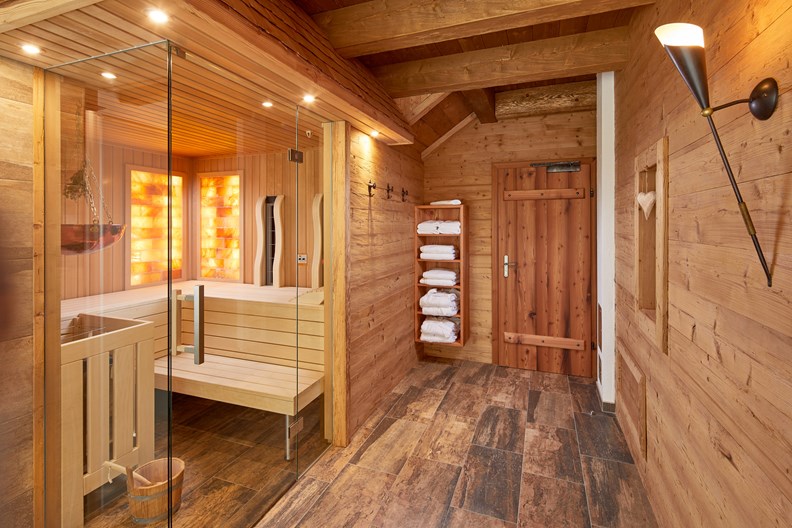Wellnessbereich mit Sauna im Holzstil