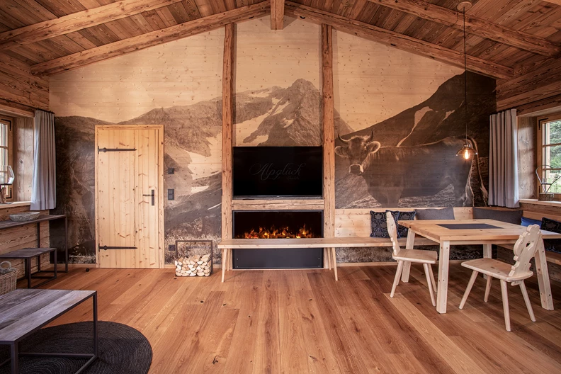 Wohnbereich mit Kamin und Druckbild am Holz