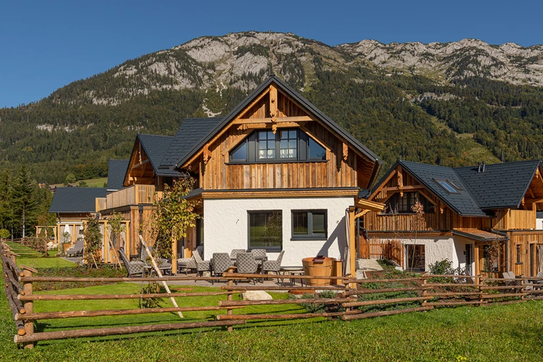Chaletdorf mit Bergen im Hintergrund