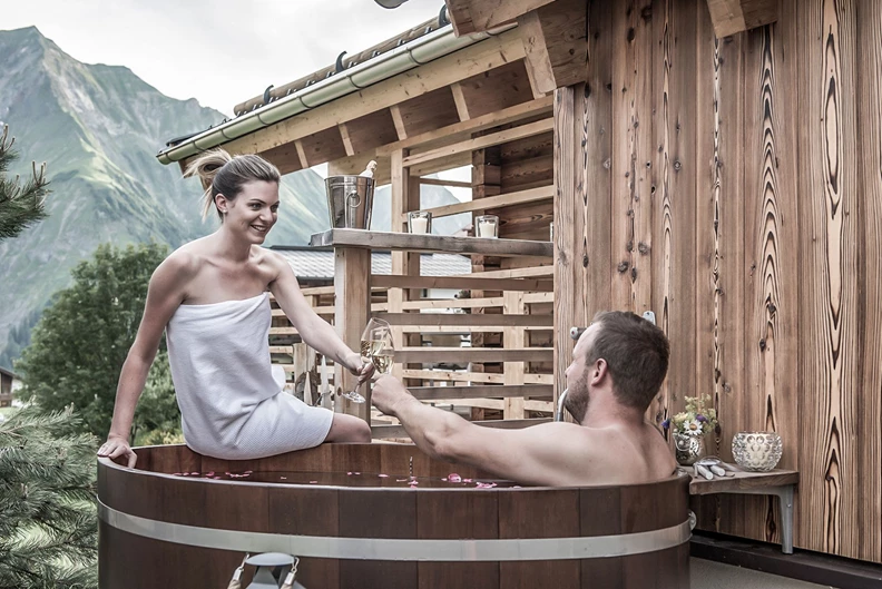 Paar mit Getr&auml;nk im Hot Tub