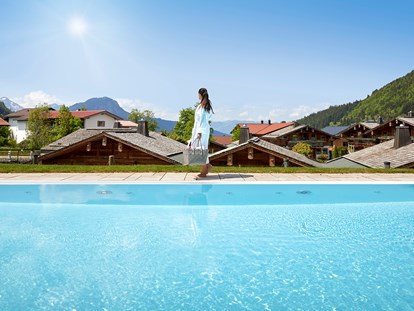 Hüttendorf - Anreise mit dem Auto - Rinnen - Pool - Alpin Chalets Panoramahotel Oberjoch