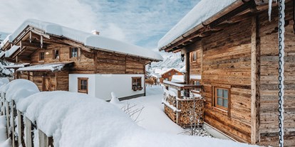 Hüttendorf - zustellbares Kinderbett - PLZ 6764 (Österreich) - winterlich verschneites Chaletdorf - Alpzitt Chalets