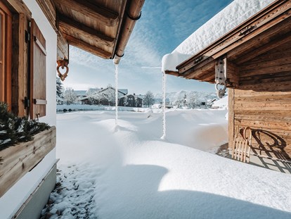 Hüttendorf - Skiraum: im Hauptgebäude - Außenaufnahme Chalets - Alpzitt Chalets