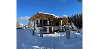 Hüttendorf - Schwerpunkt: Skiurlaub - Kundl - Zufahrt zur Sam-Alm Snow&Bike mit großen Parkplatz hinterm Haus - Sam-Alm 