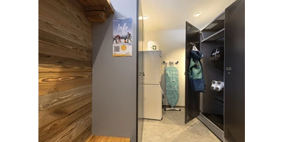 Hüttendorf - Einzelbett - Bad Häring - Skischuhraum mit Paroli Trockenschränken für Handschuhe, Skibekleidung, Helme und Schuhe. Jede Wohnung hat ihre eigenen Schränke  - Sam-Alm 