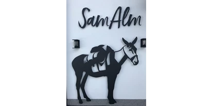 Hüttendorf - Restaurant - Salzburg - Unser Sam-Alm Muli begrüßt Sie aufs herzlichste. - Sam-Alm 