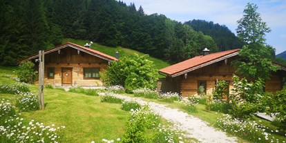 Hüttendorf - Umgebungsschwerpunkt: am Land - PLZ 83735 (Deutschland) - Gartenansicht - Chalets&Suiten Beim Waicher