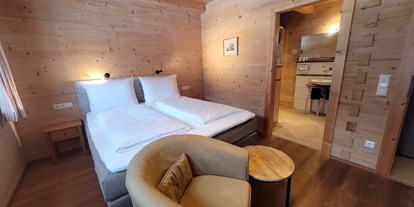 Hüttendorf - PLZ 83080 (Deutschland) - Schlafzimmer Chalet Rauschberg mit enSuite Badezimmer - Chalets&Suiten Beim Waicher