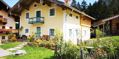 Hüttendorf - Historisches Nebengebäude (Zuhaus) mit der Rezeption. - Chalets&Suiten Beim Waicher