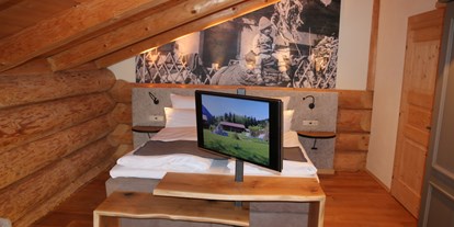 Hüttendorf - SAT TV - PLZ 5324 (Österreich) - Schlafzimmer im Naturstammhaus - Chalets&Suiten Beim Waicher