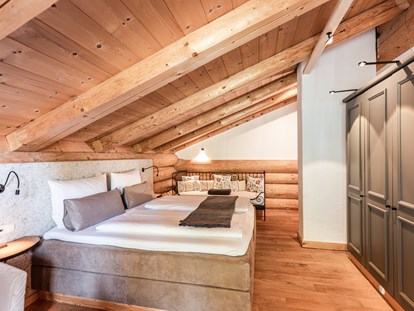 Hüttendorf - Wandern - Weidental - Naturstammhaus Schlafzimmer 1 - Chalets&Suiten Beim Waicher