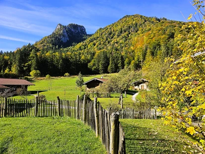 Hüttendorf - Umgebungsschwerpunkt: am Land - Großgmain - Chalets im Herbst mit dem Unternberg  - Chalets&Suiten Beim Waicher